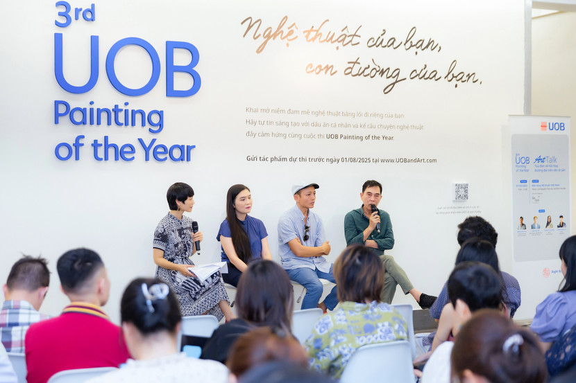 Tọa đàm có sự tham gia của họa sĩ Đặng Xuân Hòa – Chủ tịch Hội đồng nghệ thuật hội họa, Hội Mỹ thuật Việt Nam đồng thời là Trưởng ban Giám khảo cuộc thi UOB Painting of the Year 2024-2025, họa sĩ Ngô Văn Sắc – Giải bạc hạng mục Nghệ sĩ thành danh, cuộc thi UOB Painting of the Year 2024 và bà Dương Thu Hằng, Giám đốc Hanoi studio gallery