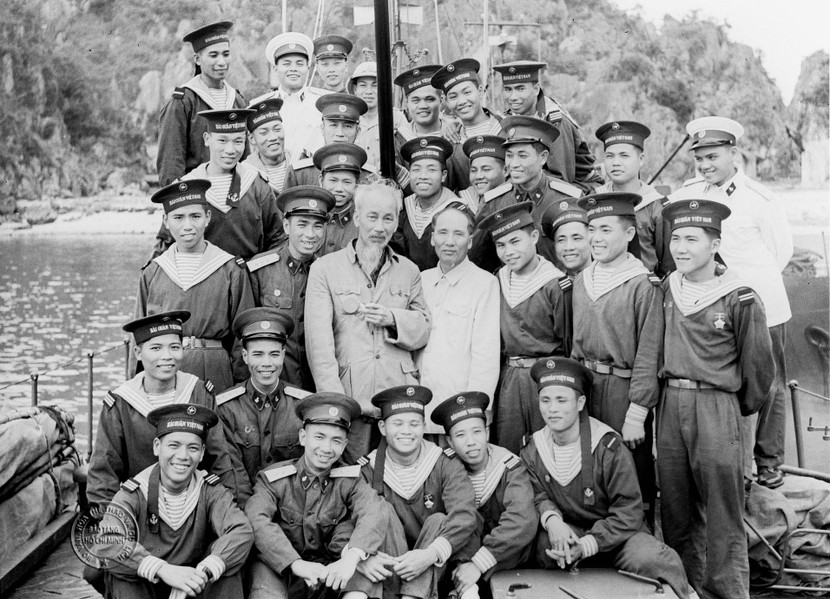 Chủ tịch Hồ Chí Minh với lực lượng hải quân Việt Nam. Ảnh: BTC