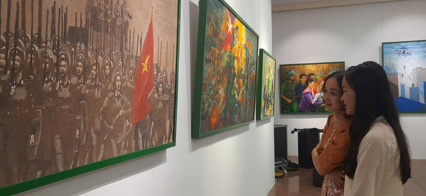 Người xem thưởng lãm các tác phẩm mỹ thuật về đề tài “Công an nhân dân vì nước quên thân, vì dân phục vụ” Người xem thưởng lãm các tác phẩm mỹ thuật về đề tài “Công an nhân dân vì nước quên thân, vì dân phục vụ”