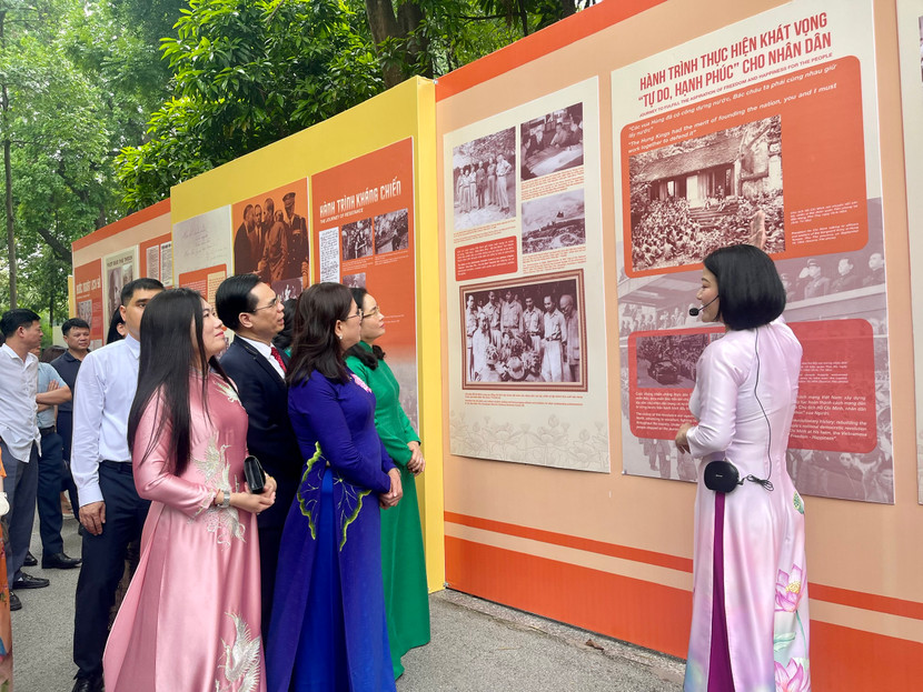 Các đại biểu tham quan triển lãm Các đại biểu tham quan triển lãm