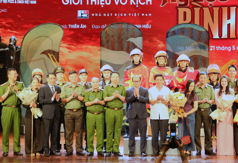 Các đại biểu chụp ảnh cùng ê kíp thực hiện vở diễn Các đại biểu chụp ảnh cùng ê kíp thực hiện vở diễn