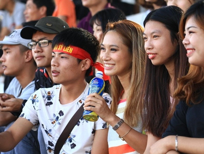 Thanh Vũ cùng cổ động viên các trường THPT của Hà Nội trên khán đài sân Tây Hồ