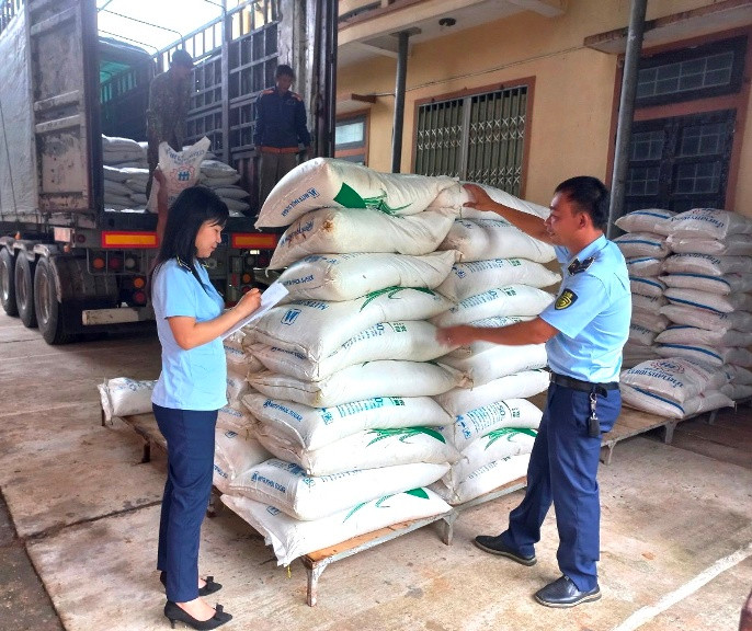 Lực lượng chức năng khám phương tiện vận chuyển đường cát nhập lậu Lực lượng chức năng khám phương tiện vận chuyển đường cát nhập lậu