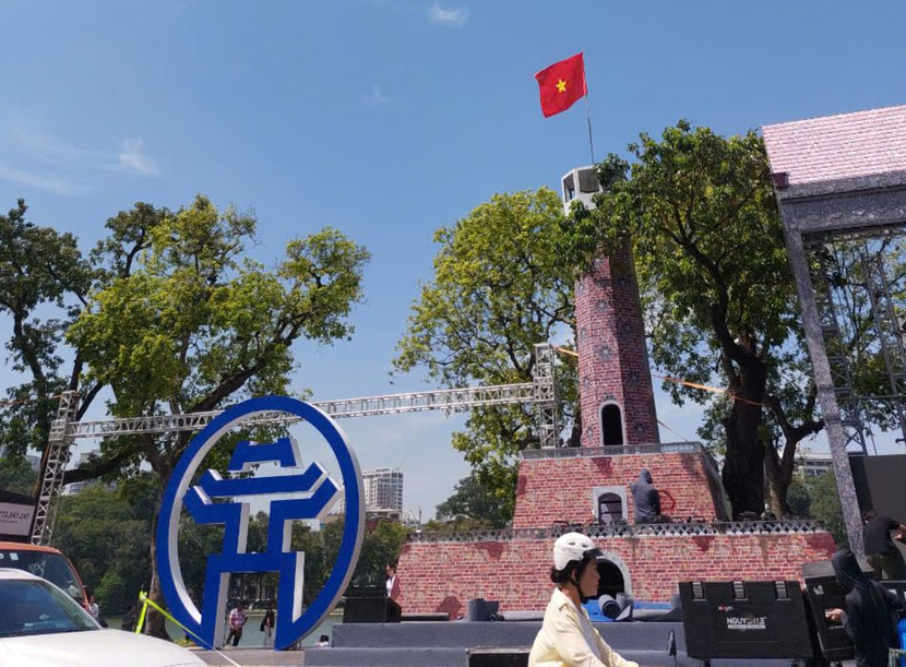 Cột cờ Hà Nội được dựng ngay bên bờ hồ với Quốc kỳ tung bay trong gió, chào mừng 70 năm Ngày Giải phóng Thủ đô 10-10