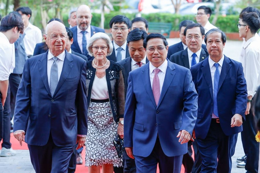 Thủ tướng Phạm Minh Chính cùng Giáo sư Klaus Schwab tới giao lưu đối thoại với sinh viên các trường đại học