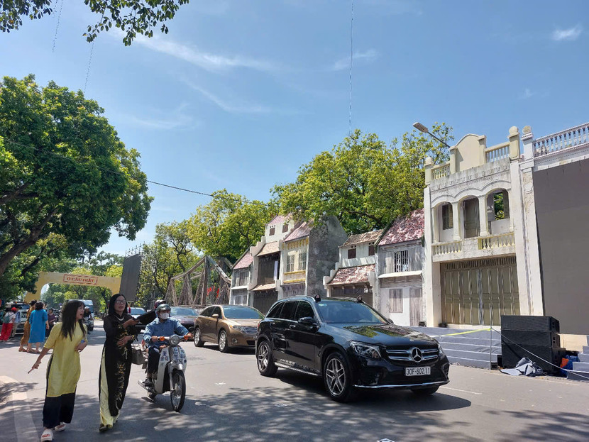 Phố đi bộ hồ Gươm chuẩn bị cho các hoạt động văn hóa chào mừng kỷ niệm 70 năm ngày Giải phóng Thủ đô 10-10