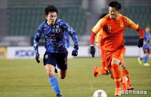 Tuyển Trung Quốc (phải) không được đánh giá cao trước đội bóng số 1 châu Á là Nhật Bản (Ảnh: Sina Sports)
