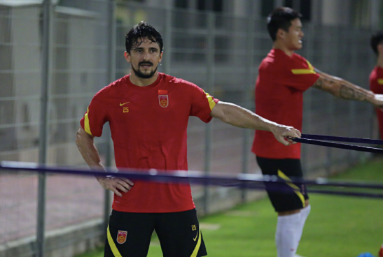 Các cầu thủ Trung Quốc tập 2 buổi/ ngày dưới thời tiết nóng ẩm ở UAE, chờ đấu tuyển Việt Nam