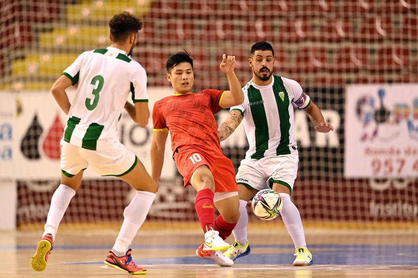 Tuyển futsal Việt Nam (áo đỏ) có nhiều trận giao hữu bổ ích tại Tây Ban Nha