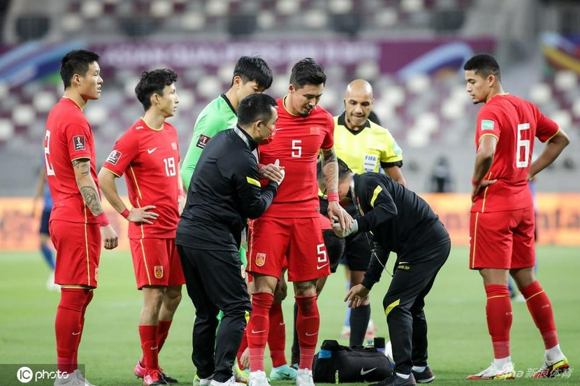 Trung vệ Zhang Linpeng (số 5) của tuyển Trung Quốc phải nghỉ dài hạn Trung vệ Zhang Linpeng (số 5) của tuyển Trung Quốc phải nghỉ dài hạn