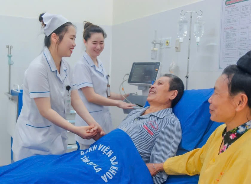 Nhân viên y tế Bệnh viện chăm sóc tận tình bệnh nhân Nhân viên y tế Bệnh viện chăm sóc tận tình bệnh nhân