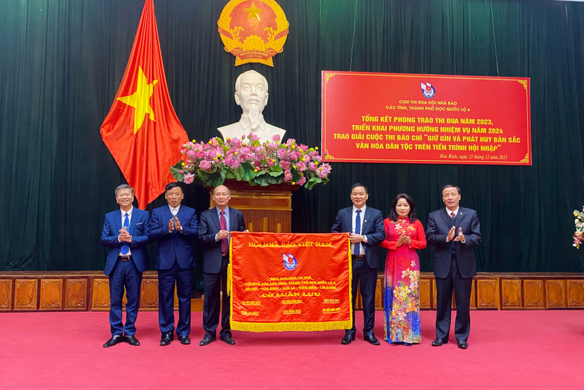 Đại diện Hội Nhà báo thành phố Hà Nội - Cụm trưởng Cụm thi đua năm 2024 - nhận cờ luân lưu Đại diện Hội Nhà báo thành phố Hà Nội - Cụm trưởng Cụm thi đua năm 2024 - nhận cờ luân lưu