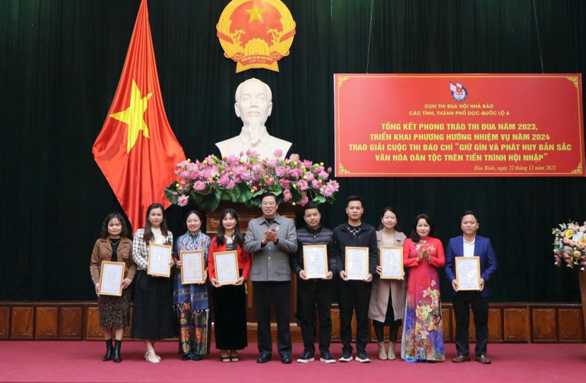 Trao giải cho các tác giả đoạt giải cuộc thi báo chí "Giữ gìn và phát huy bản sắc văn hóa dân tộc trên tiến trình hội nhập” Trao giải cho các tác giả đoạt giải cuộc thi báo chí "Giữ gìn và phát huy bản sắc văn hóa dân tộc trên tiến trình hội nhập”