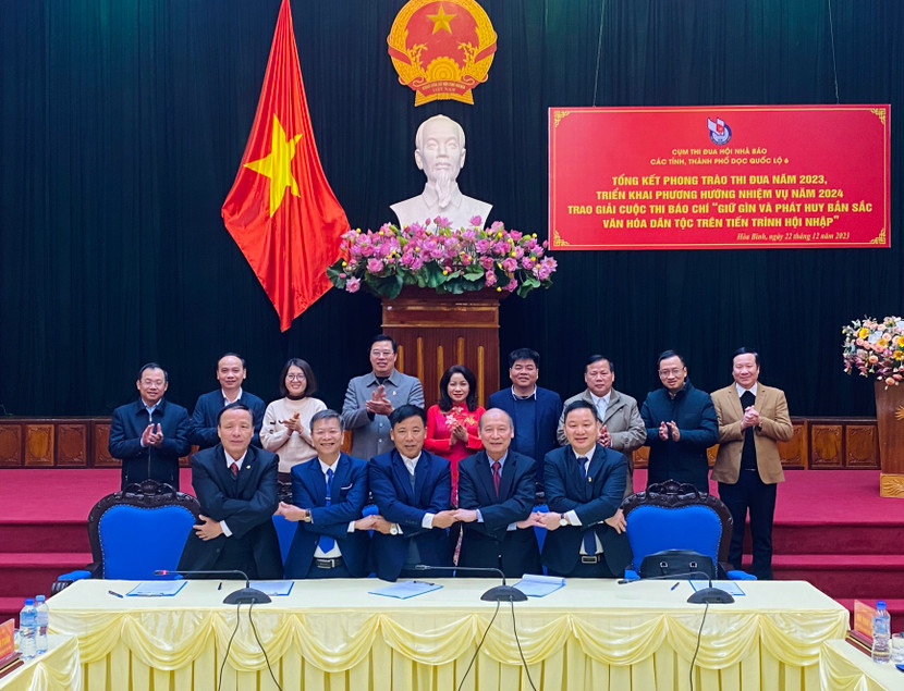 Đại diện 5 Hội Nhà báo trực thuộc ký giao ước và thể hiện quyết tâm thực hiện thành công các nhiệm vụ Cụm thi đua Hội Nhà báo các tỉnh, thành phố dọc quốc lộ 6 năm 2024 Đại diện 5 Hội Nhà báo trực thuộc ký giao ước và thể hiện quyết tâm thực hiện thành công các nhiệm vụ Cụm thi đua Hội Nhà báo các tỉnh, thành phố dọc quốc lộ 6 năm 2024