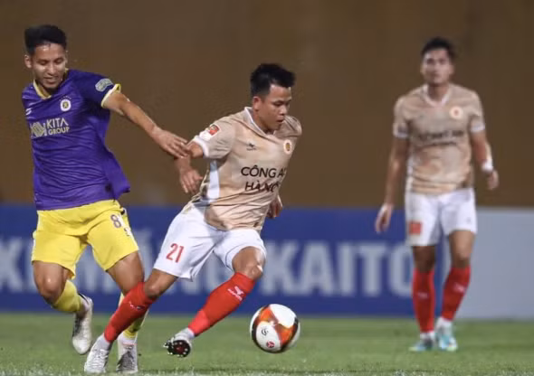 Tiền vệ Phạm Văn Luân (21) được triệu tập bổ sung, nâng tổng quân số cầu thủ Công an Hà Nội trên tuyển quốc gia lên 9 người Tiền vệ Phạm Văn Luân (21) được triệu tập bổ sung, nâng tổng quân số cầu thủ Công an Hà Nội trên tuyển quốc gia lên 9 người