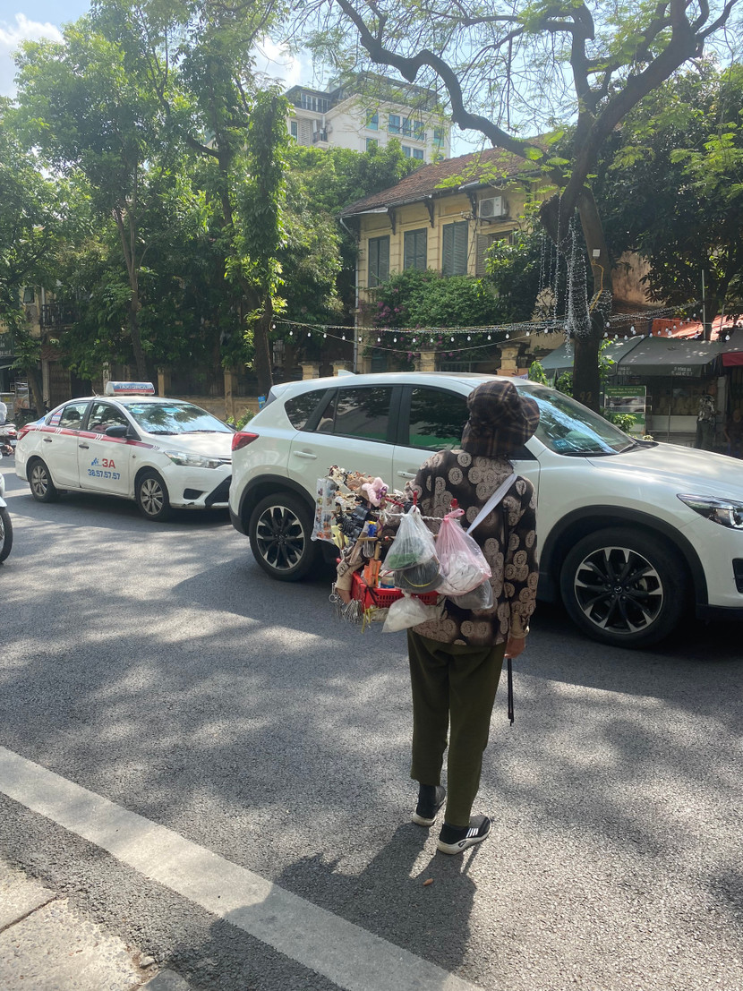 Người phụ nữ bán hàng rong này đã ngoài 60 tuổi vô tư sang đường, bất chấp nguy cơ TNGT Người phụ nữ bán hàng rong này đã ngoài 60 tuổi vô tư sang đường, bất chấp nguy cơ TNGT