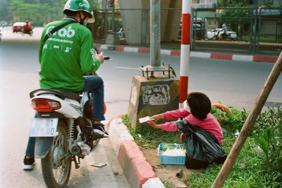 Bán hàng rong tại nút giao thông dẫn tới nguy cơ TNGT tăng cao Bán hàng rong tại nút giao thông dẫn tới nguy cơ TNGT tăng cao