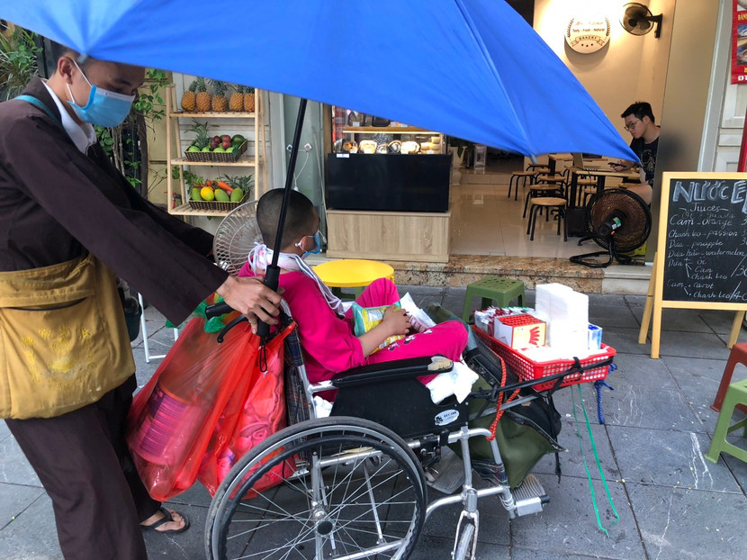 Thanh niên trẻ tuổi nhận bé gái bị bại não là con để bán được hàng Thanh niên trẻ tuổi nhận bé gái bị bại não là con để bán được hàng