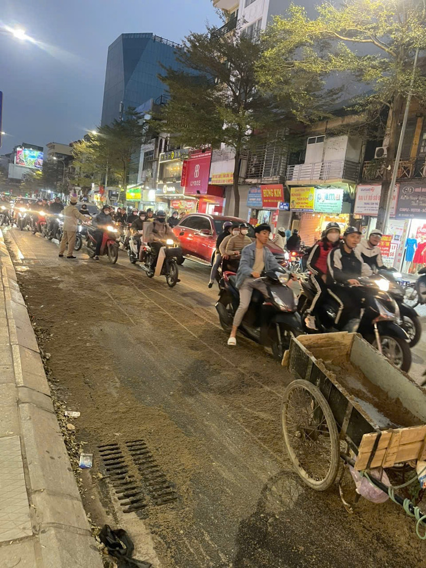 Dầu lan rộng khoảng 20m đường, rất nguy hiểm cho các phương tiện tham gia giao thông tại đây