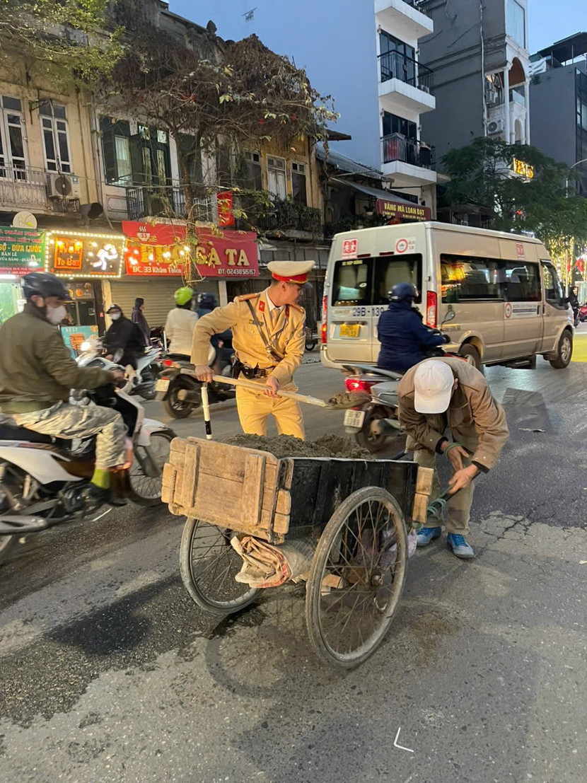 Lực lượng CSGT đã nhanh chóng xử lý vết dầu loang, đảm bảo giao thông thông suốt, thuận lợi