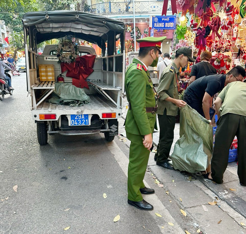 Lực lượng Công an tăng cường tuần tra, nhắc nhở người dân nghiêm túc chấp hành các quy định về TTATGT, TTĐT và VSMT