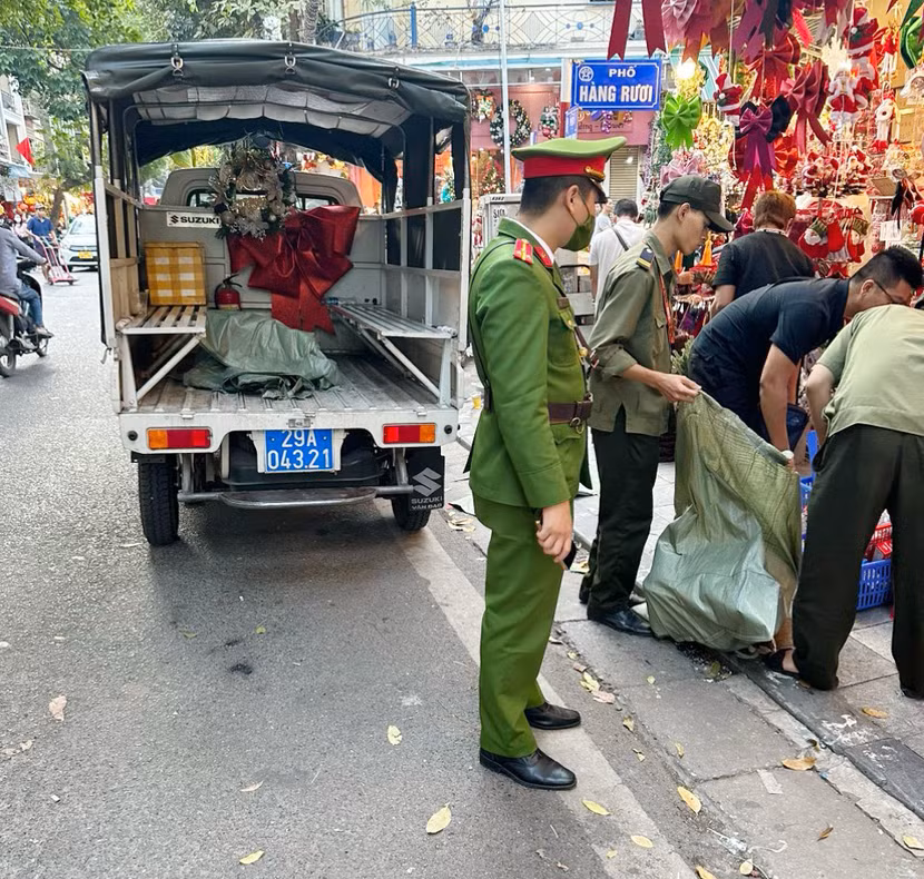 Lực lượng Công an tăng cường tuần tra, nhắc nhở người dân nghiêm túc chấp hành các quy định về TTATGT, TTĐT và VSMT Lực lượng Công an tăng cường tuần tra, nhắc nhở người dân nghiêm túc chấp hành các quy định về TTATGT, TTĐT và VSMT