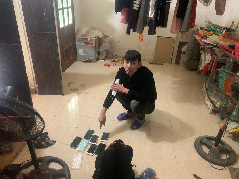 Sau khi lấy trộm được 7 chiếc điện thoại di động iPhone, Vũ Quang Vinh mang về nhà cất giấu chờ tiêu thụ