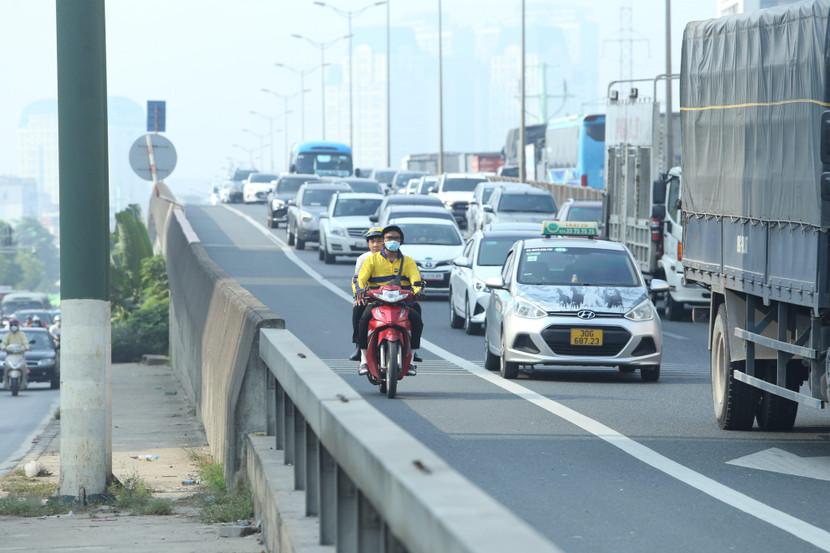 Xe máy ngang nghiên vi phạm