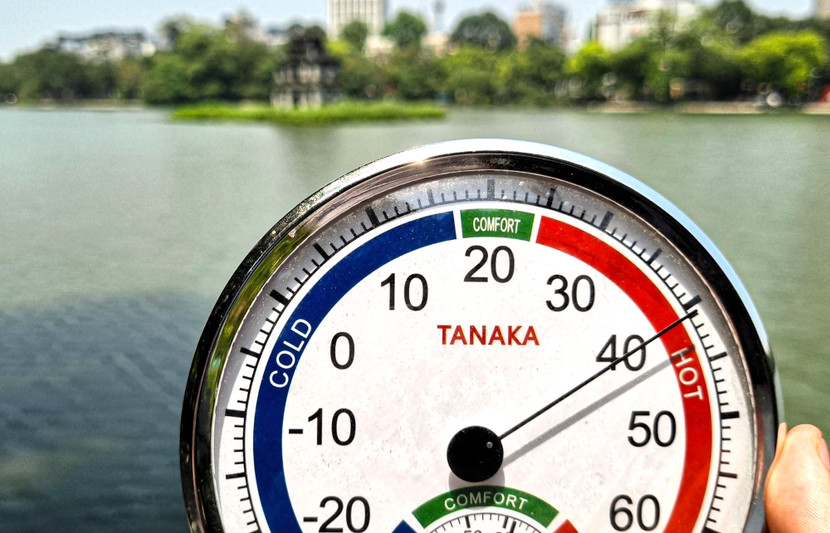 Theo Trung tâm Dự báo Khí tượng Thủy văn Quốc gia, Bắc Bộ và Trung Bộ đang trải qua đợt nắng nóng diện rộng đầu tiên trong năm. Nhiệt độ ngoài trời đo tại Hà Nội có lúc lên đến ngưỡng 40 độ C