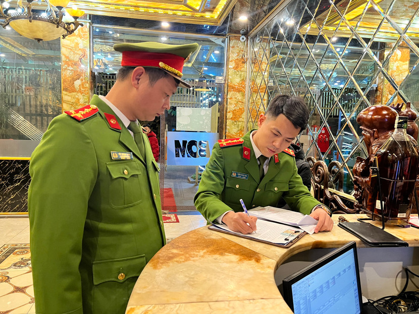 Lực lượng Cảnh sát QLHC về TTXH kiểm tra các cơ sở kinh doanh có điều kiện nhằm ngăn chặn các hành vi phát sinh sai phạm Lực lượng Cảnh sát QLHC về TTXH kiểm tra các cơ sở kinh doanh có điều kiện nhằm ngăn chặn các hành vi phát sinh sai phạm