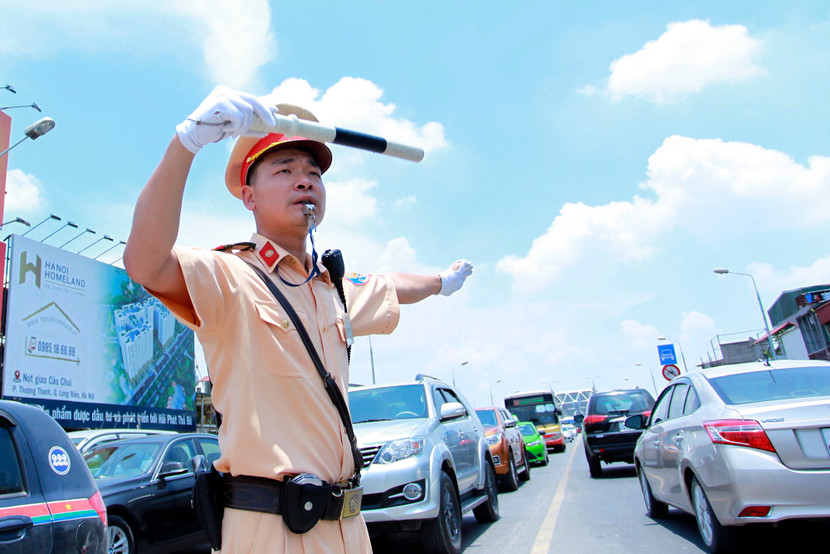 Trong khung giờ cao điểm chiều 5-5, nắng nóng gay gắt đỉnh điểm, lưu lượng phương tiện khá đông, lực lượng CSGT Thủ đô vẫn điều tiết đảm bảo trật tự an toàn giao thông