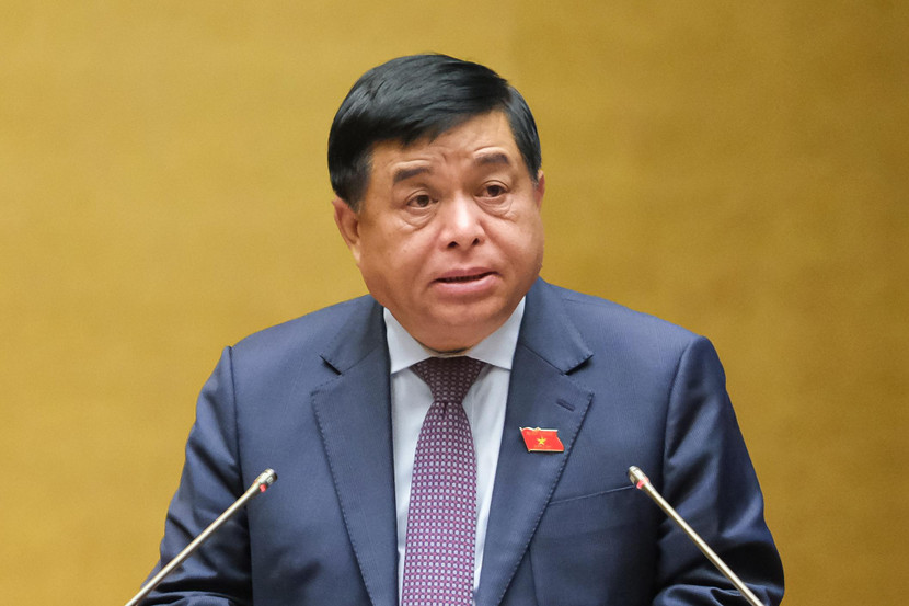 Thừa ủy quyền của Thủ tướng Chính phủ, Bộ trưởng Bộ Kế hoạch và Đầu tư Nguyễn Chí Dũng trình bày Tờ trình về Chủ trương đầu tư Dự án đường Vành đai 4 - Vùng Thủ đô Hà Nội và Dự án đường Vành đai 3 - TP.HCM tại Quốc hội, sáng 6-6
