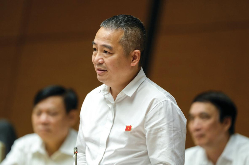 “Khi những biến cố trong ngành y tế dồn dập xảy ra, dù những “con sâu” đã bị loại bỏ khỏi hệ thống, nhưng những người mới nhận nhiệm vụ lại vô cùng bối rối, loay hoay chưa tìm được hướng đi cho đúng, vì đi đâu cũng vướng, làm gì cũng có thể sai khi hệ thống pháp luật chưa hoàn chỉnh”. Đại biểu Nguyễn Lân Hiếu (Đoàn ĐBQH tỉnh Bình Định) “Khi những biến cố trong ngành y tế dồn dập xảy ra, dù những “con sâu” đã bị loại bỏ khỏi hệ thống, nhưng những người mới nhận nhiệm vụ lại vô cùng bối rối, loay hoay chưa tìm được hướng đi cho đúng, vì đi đâu cũng vướng, làm gì cũng có thể sai khi hệ thống pháp luật chưa hoàn chỉnh”. Đại biểu Nguyễn Lân Hiếu (Đoàn ĐBQH tỉnh Bình Định)