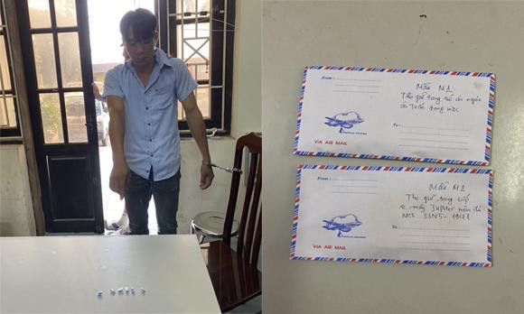 Nguyễn Công Tuấn cùng tang vật bị thu giữ