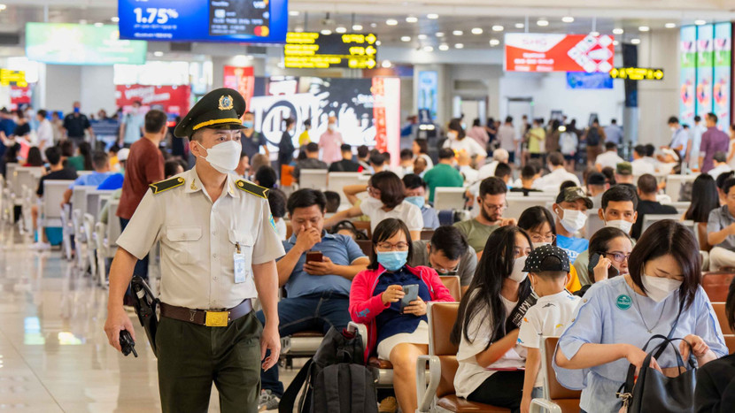 Lực lượng an ninh làm nhiệm vụ tại sân bay quốc tế Nội Bài