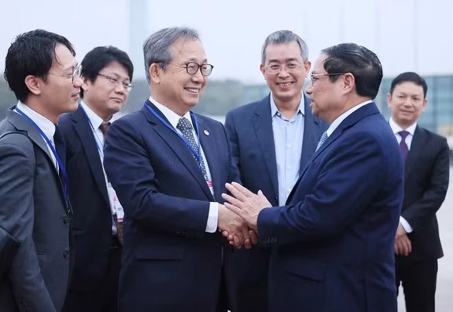 Đại sứ Nhật Bản tại Việt Nam Yamada tiễn Thủ tướng Phạm Minh Chính tại Sân bay Quốc tế Nội Bài