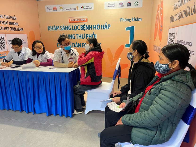 Người dân được khám sàng lọc bệnh hô hấp và ung thư phổi