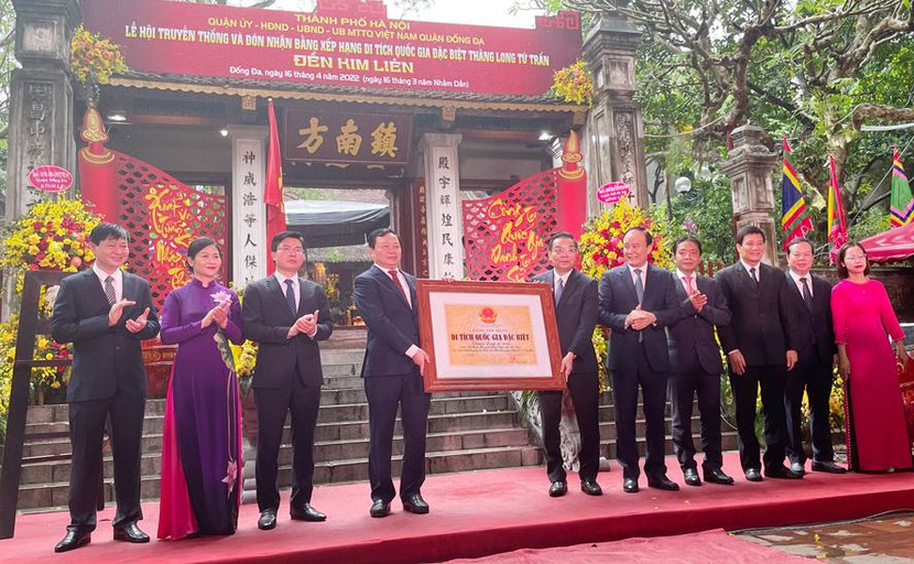 Chủ tịch UBND TP Hà Nội Chu Ngọc Anh và Chủ tịch HĐND TP Hà Nội Nguyễn Ngọc Tuấn trao Bằng xếp hạng di tích quốc gia đặc biệt đền Kim Liên cho lãnh đạo quận Đống Đa Chủ tịch UBND TP Hà Nội Chu Ngọc Anh và Chủ tịch HĐND TP Hà Nội Nguyễn Ngọc Tuấn trao Bằng xếp hạng di tích quốc gia đặc biệt đền Kim Liên cho lãnh đạo quận Đống Đa