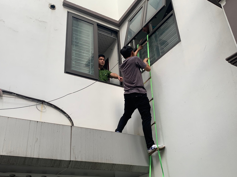 Tổ công tác phường Dịch Vọng Hậu kiểm tra các thiết bị cứu hộ, cứu nạn và thử vận hành để xác định khả năng ứng phó Tổ công tác phường Dịch Vọng Hậu kiểm tra các thiết bị cứu hộ, cứu nạn và thử vận hành để xác định khả năng ứng phó