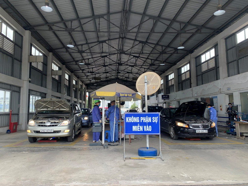 Dây chuyền tại Trung tâm đăng kiểm 29-10D của Hà Nội làm việc hết công suất Dây chuyền tại Trung tâm đăng kiểm 29-10D của Hà Nội làm việc hết công suất