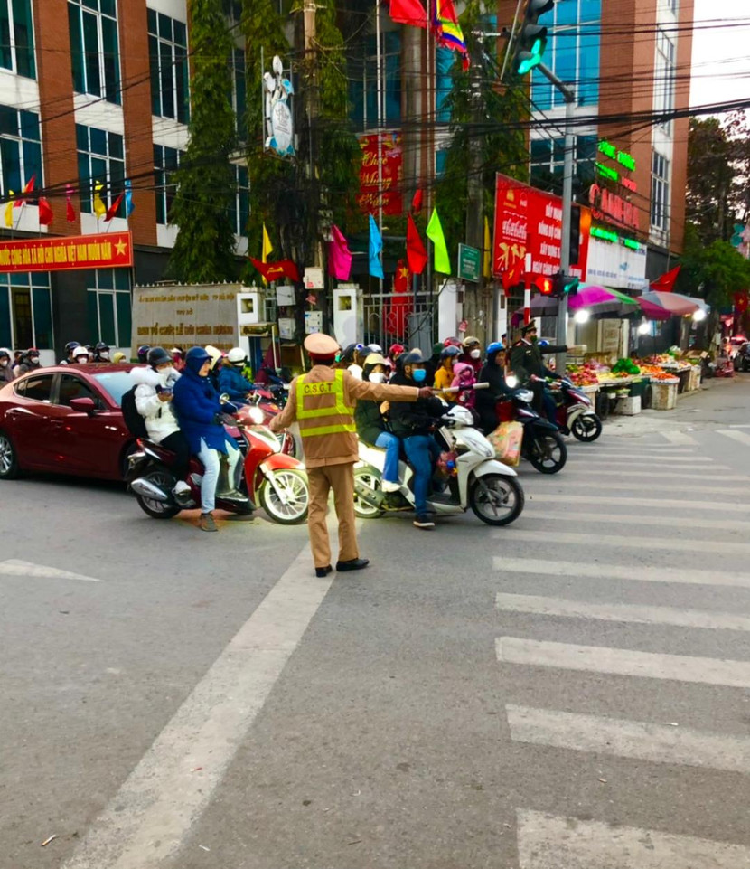 Lực lượng công an hướng dẫn giao thông trên trục đường vào thắng cảnh chùa Hương