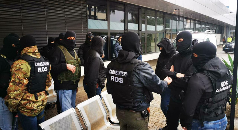 Hàng trăm cảnh sát đã được giao nhiệm vụ theo dõi trùm mafia Messina Denaro trong nhiều năm Hàng trăm cảnh sát đã được giao nhiệm vụ theo dõi trùm mafia Messina Denaro trong nhiều năm