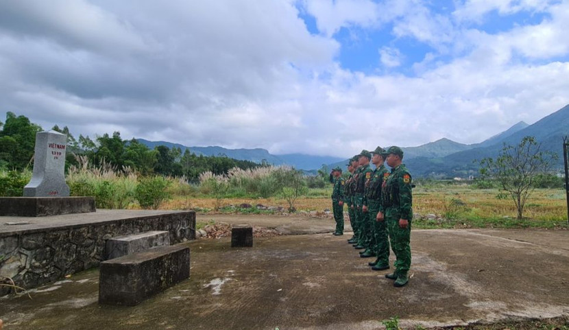 Phút thiêng liêng tại cột mốc biên giới của CBCS Đồn Biên phòng cửa khẩu Hoành Mô, huyện Bình Liêu, tỉnh Quảng Ninh