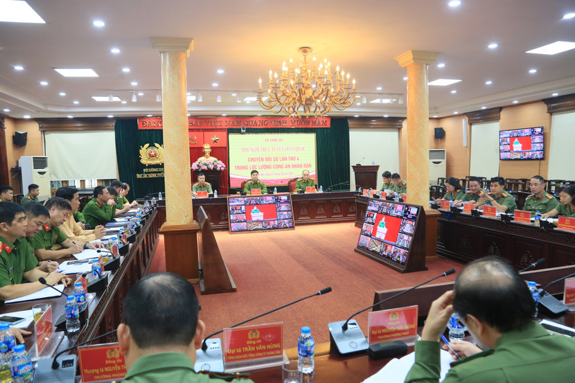 Đại diện Ban Giám đốc CATP Hà Nội và Chỉ huy các phòng nghiệp vụ dự hội nghị trực tuyến tại điểm cầu Hà Nội