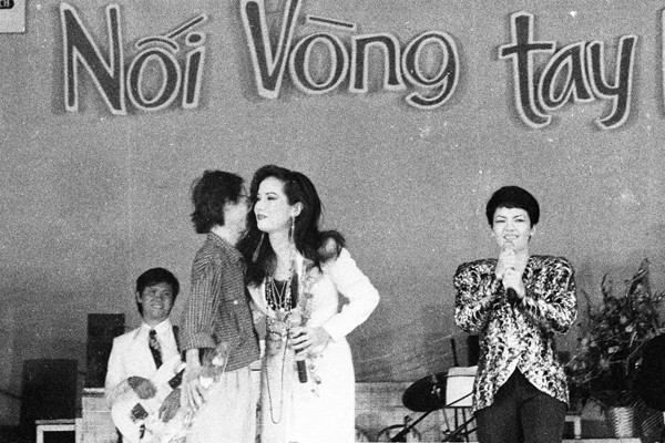 Nhạc sĩ Trịnh Công Sơn và ca sĩ Bảo Yến trong chương trình Nối Vòng Tay Lớn tại Cung Văn hóa Việt Xô Ảnh: Nguyễn Đình Toán chụp 1995