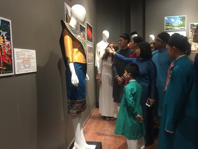 Công chúng tham quan triển lãm Công chúng tham quan triển lãm