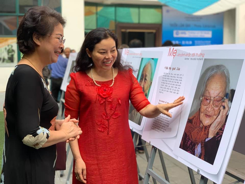 Người xem tham quan triển lãm ảnh "Mẹ" Người xem tham quan triển lãm ảnh "Mẹ"