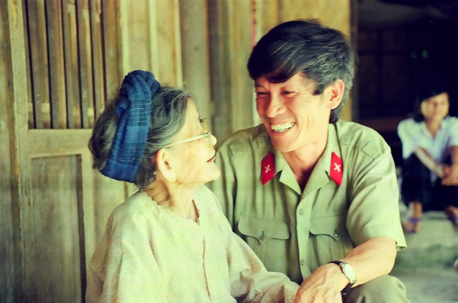 Nhà nhiếp ảnh Trần Hồng bên mẹ Việt Nam anh hùng Nhà nhiếp ảnh Trần Hồng bên mẹ Việt Nam anh hùng