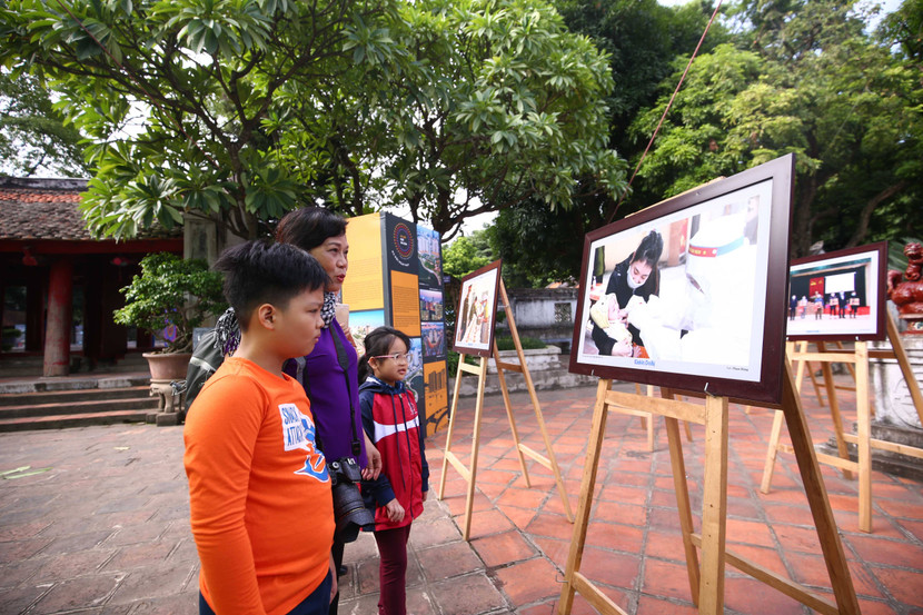 Du khách tham quan triển lãmCác