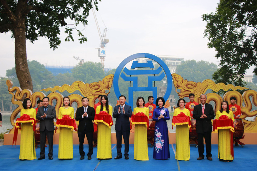 Các vị đại biểu cắt băng khai mạc triển lãm Các vị đại biểu cắt băng khai mạc triển lãm